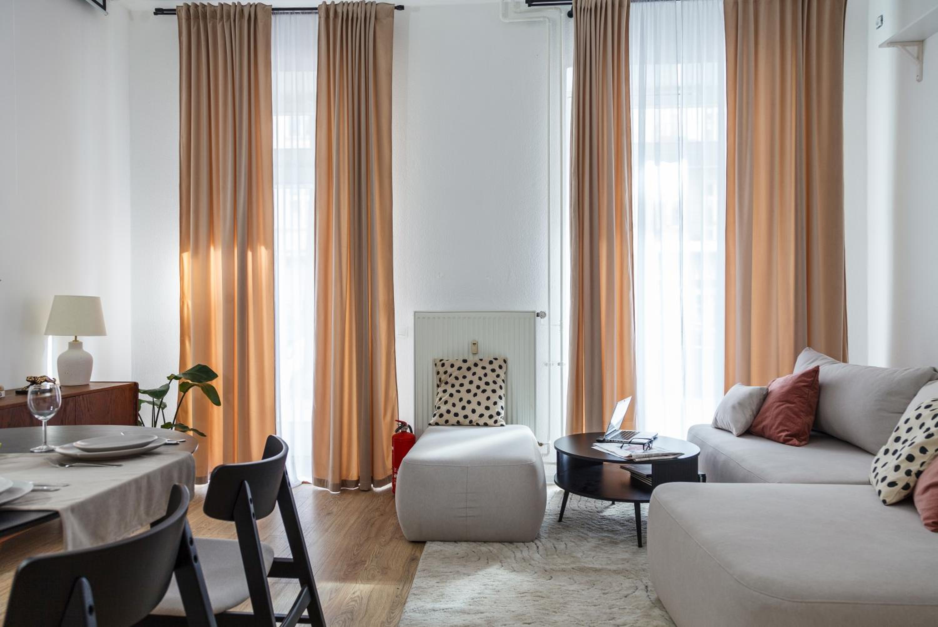 oompH Berlin 3BR Apt with Light Tones and Artwork