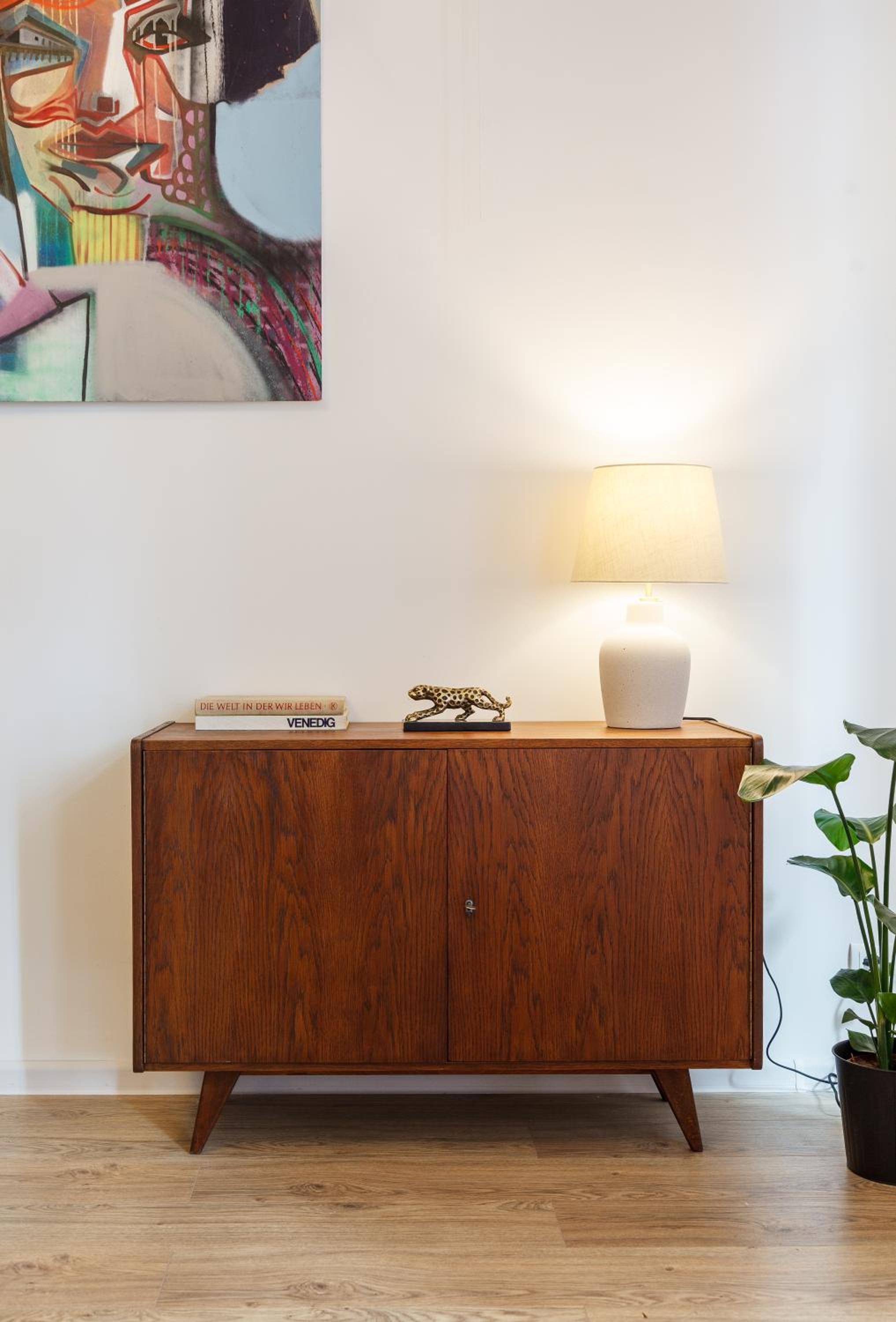 oompH Berlin 3BR Apt with Light Tones and Artwork