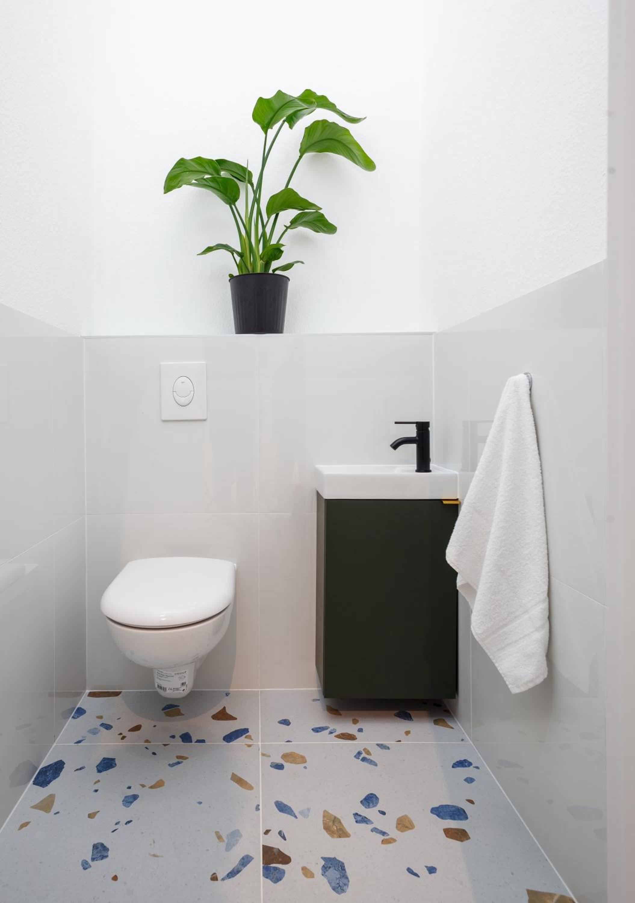 oompH Berlin 3BR Apt with Light Tones and Artwork