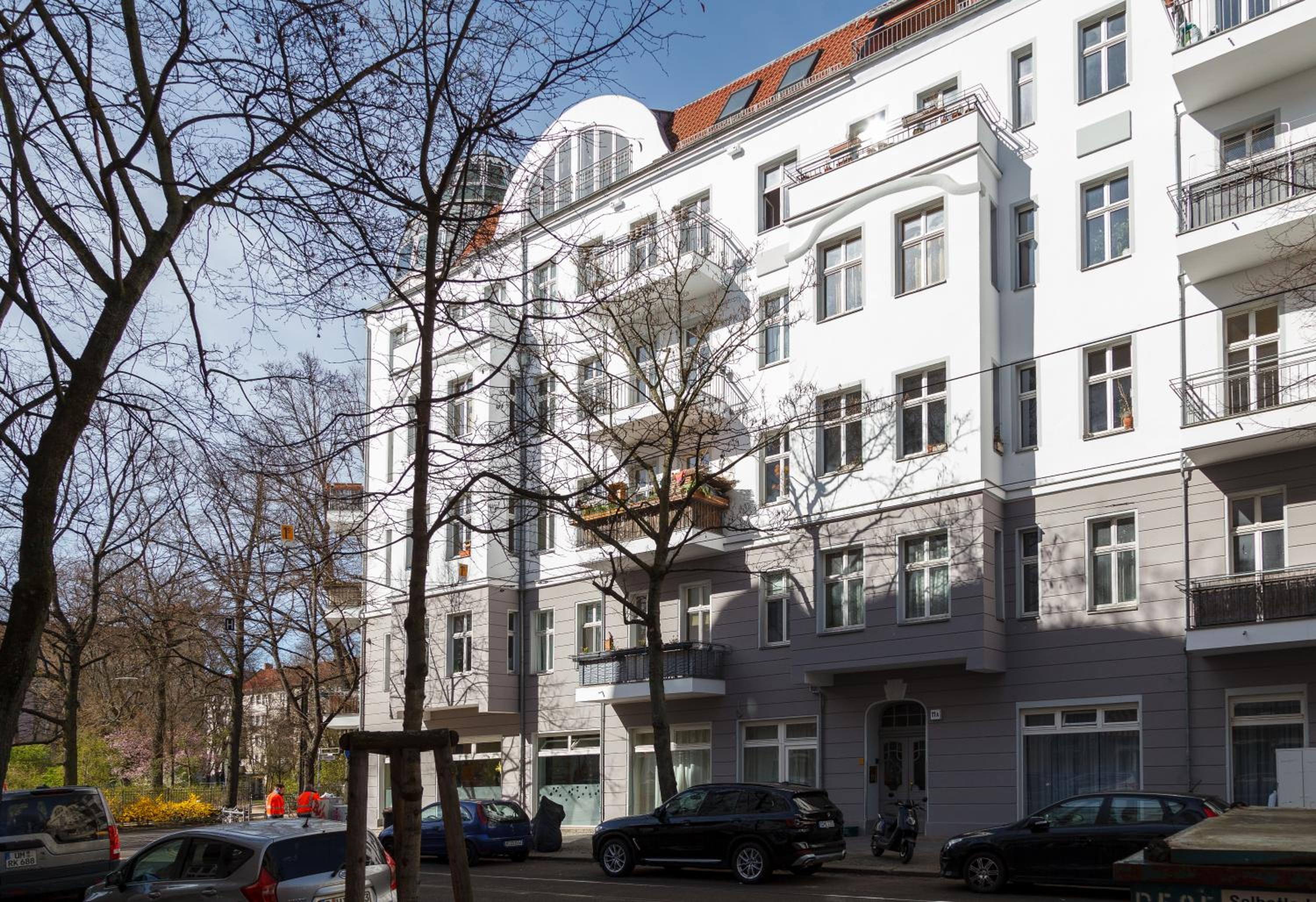 oompH Berlin 3BR Apt with Light Tones and Artwork