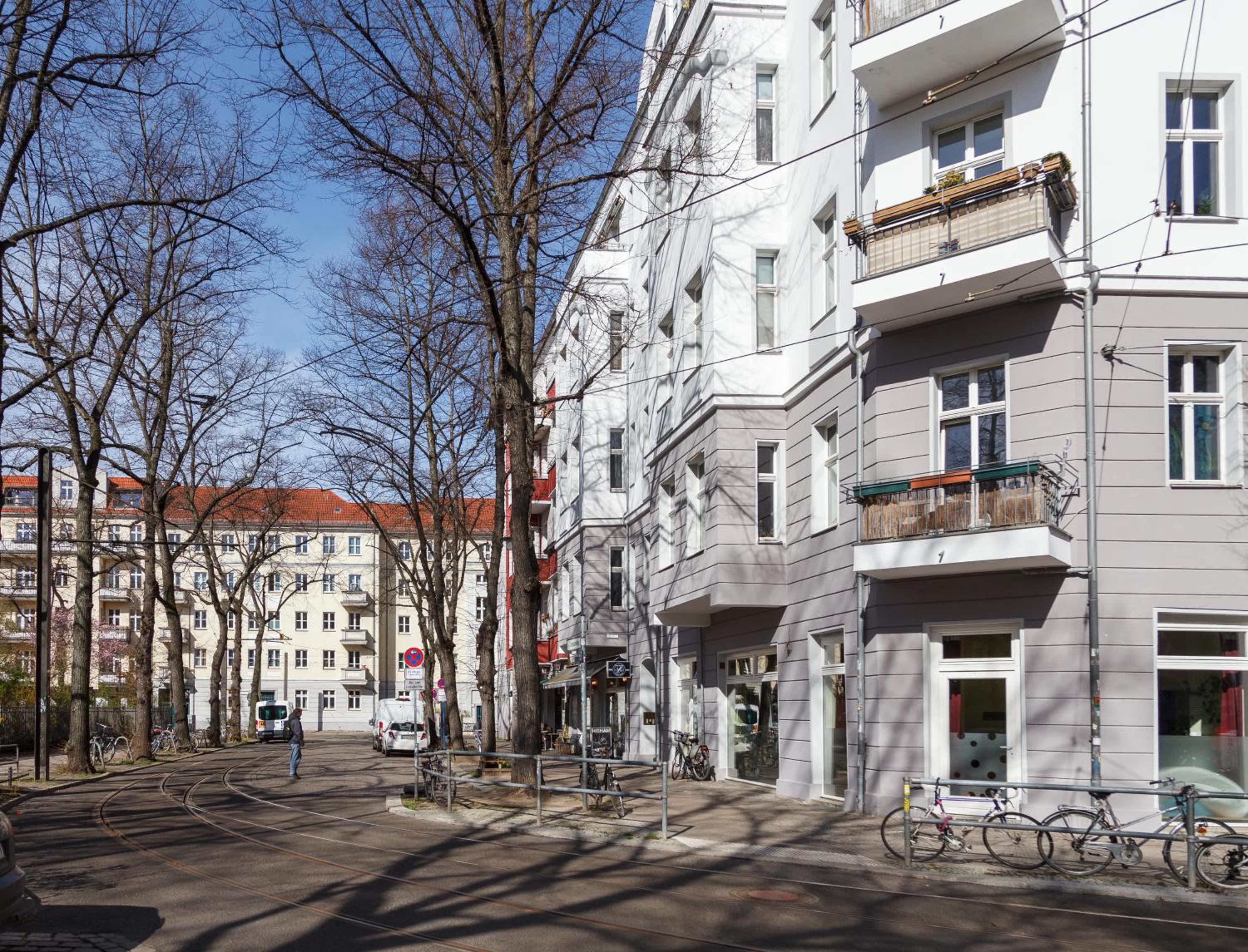 oompH Berlin 3BR Apt with Light Tones and Artwork