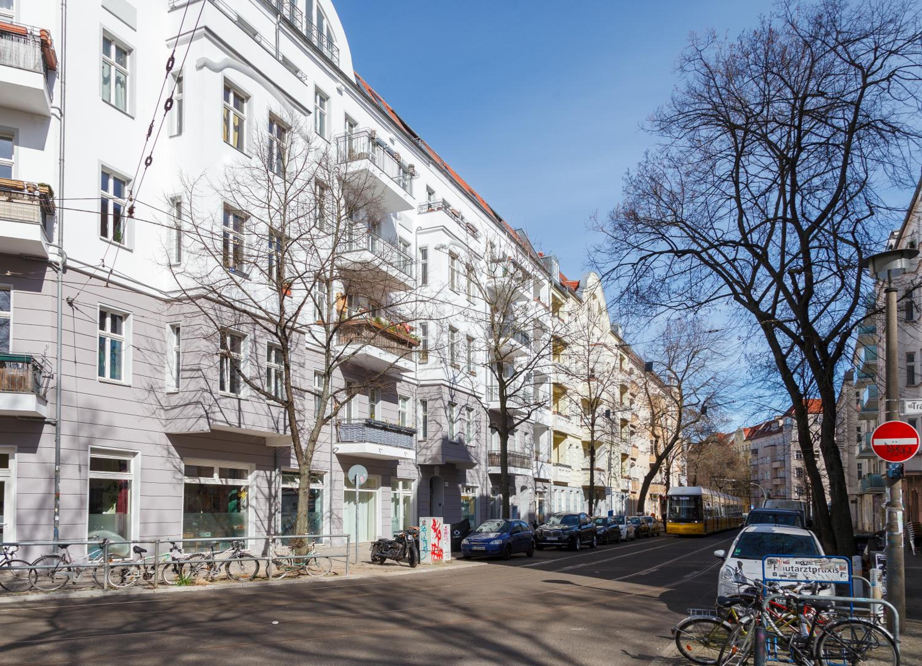 oompH Berlin 3BR Apt with Light Tones and Artwork