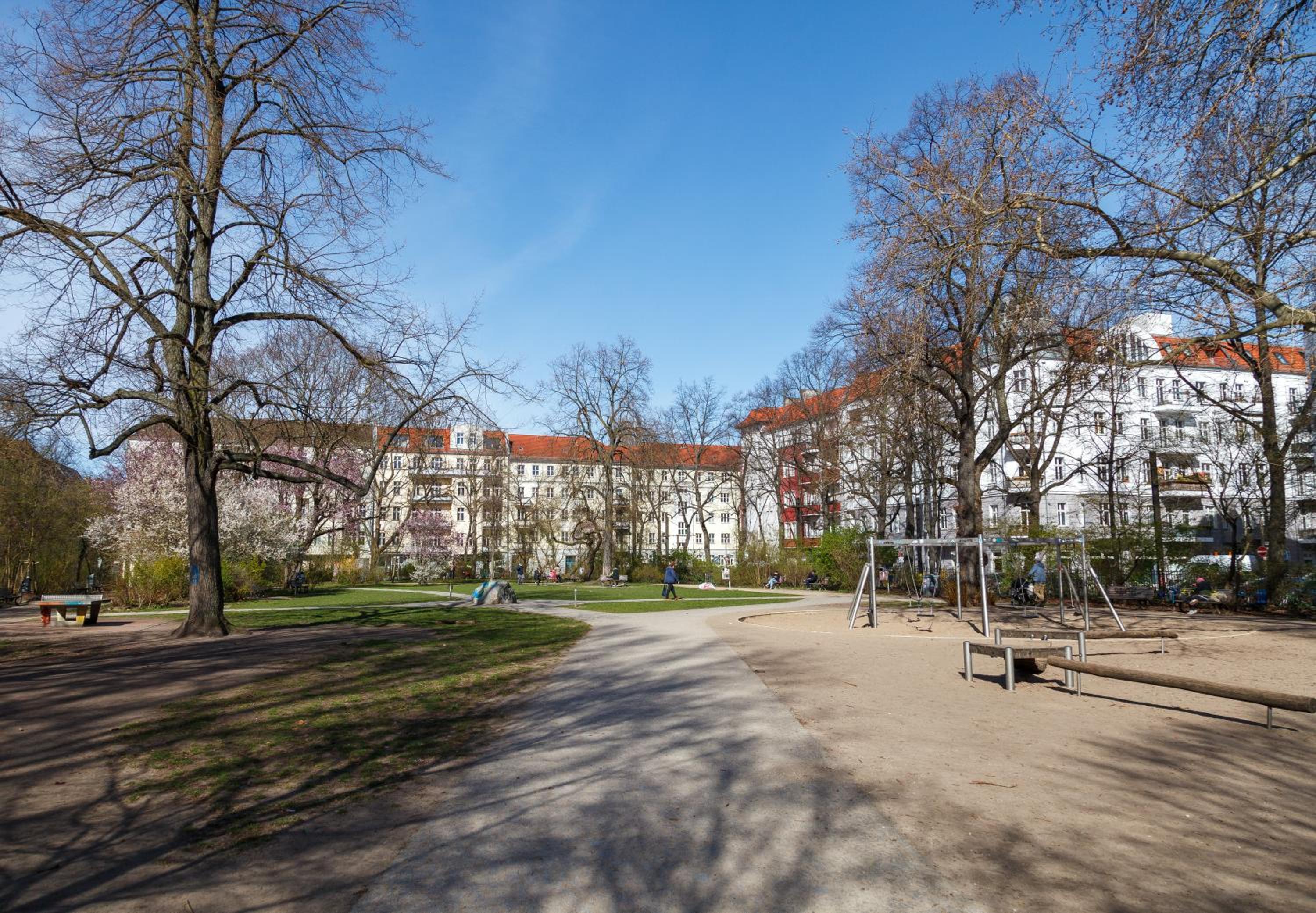 oompH Berlin 3BR Apt with Light Tones and Artwork