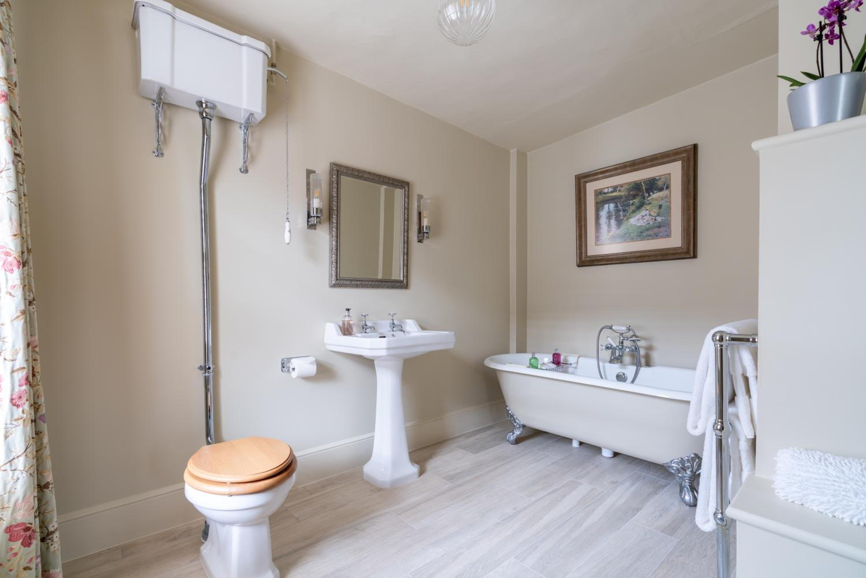 Historic 1601 Townhouse with Four Poster Bed & Garage Parking in Central Chichester for up to 8 Adults view 4