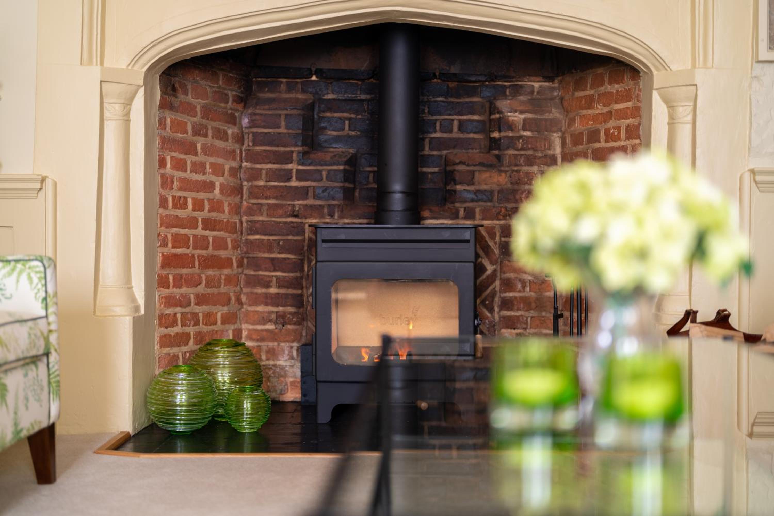 Historic 1601 Townhouse with Four Poster Bed & Garage Parking in Central Chichester for up to 8 Adults view 5