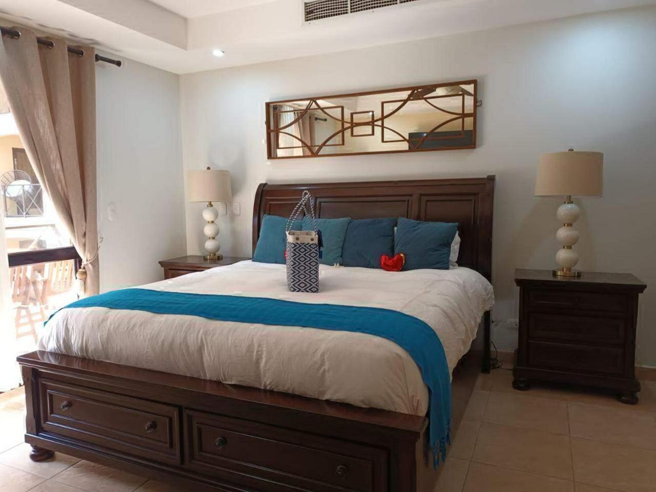 Apartamento de Lujo en Playa Jacó, Frente al Mar, Wifi, AC, Parqueo Privado y Piscinas