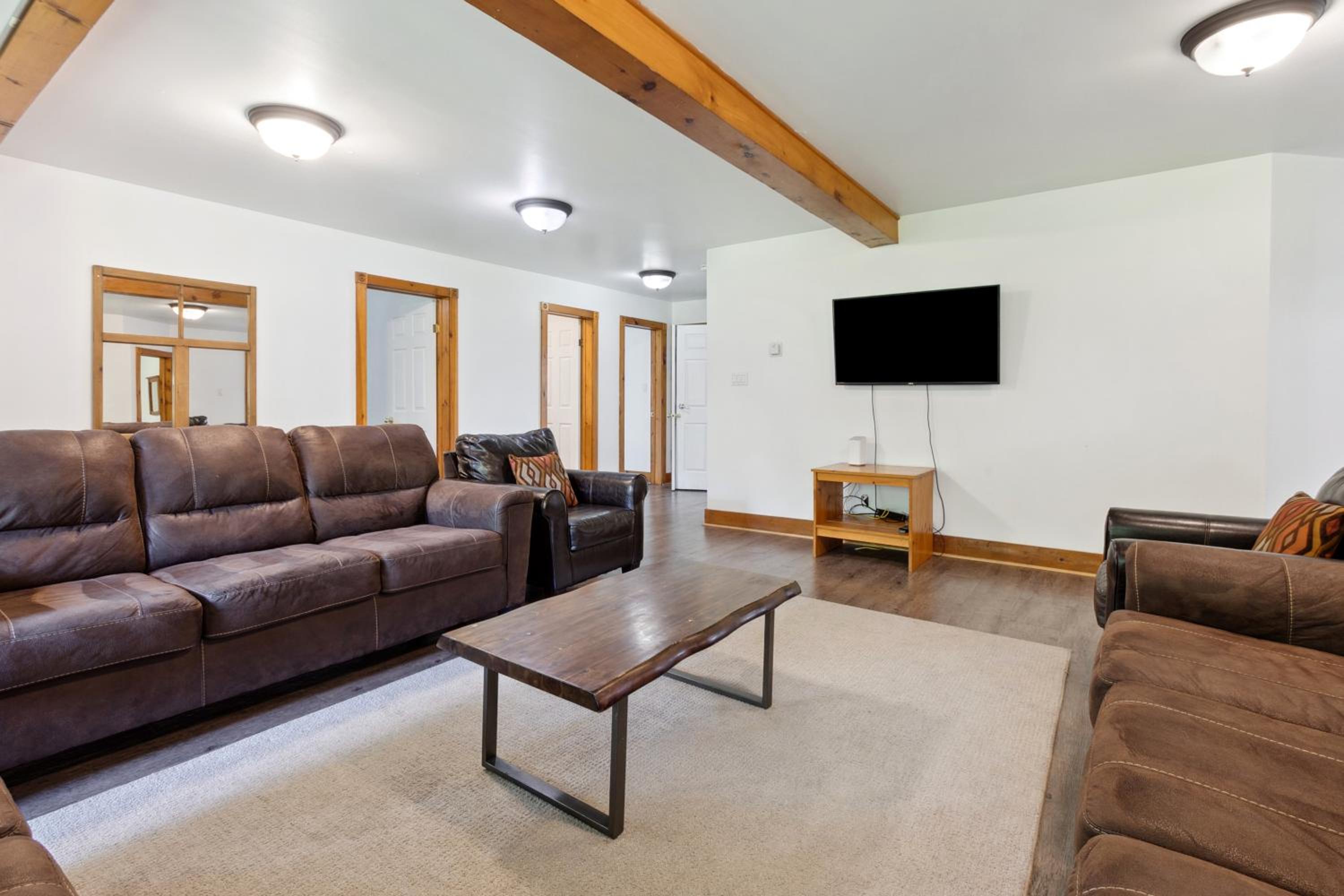 10 Bedroom Executive Chalet w Hot Tub
