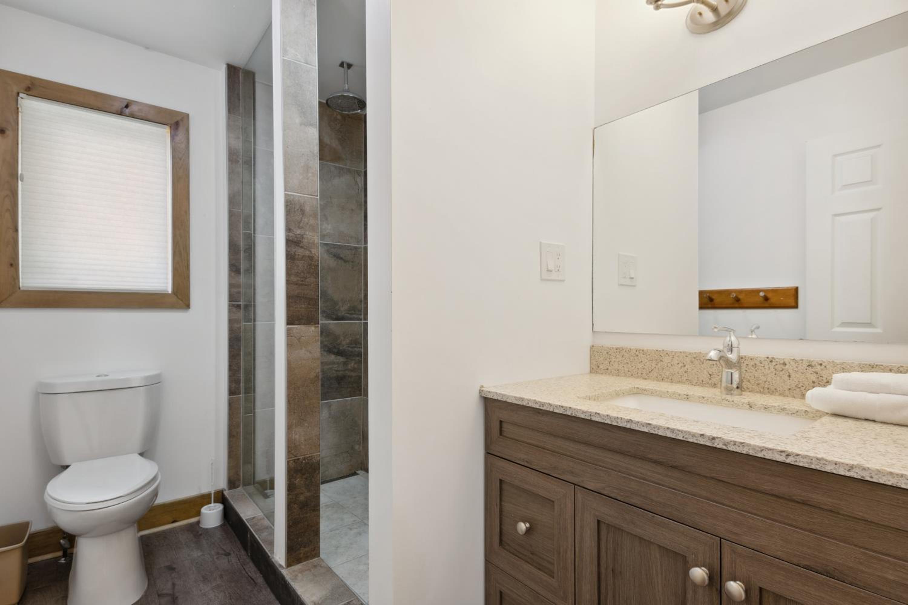 10 Bedroom Executive Chalet w Hot Tub