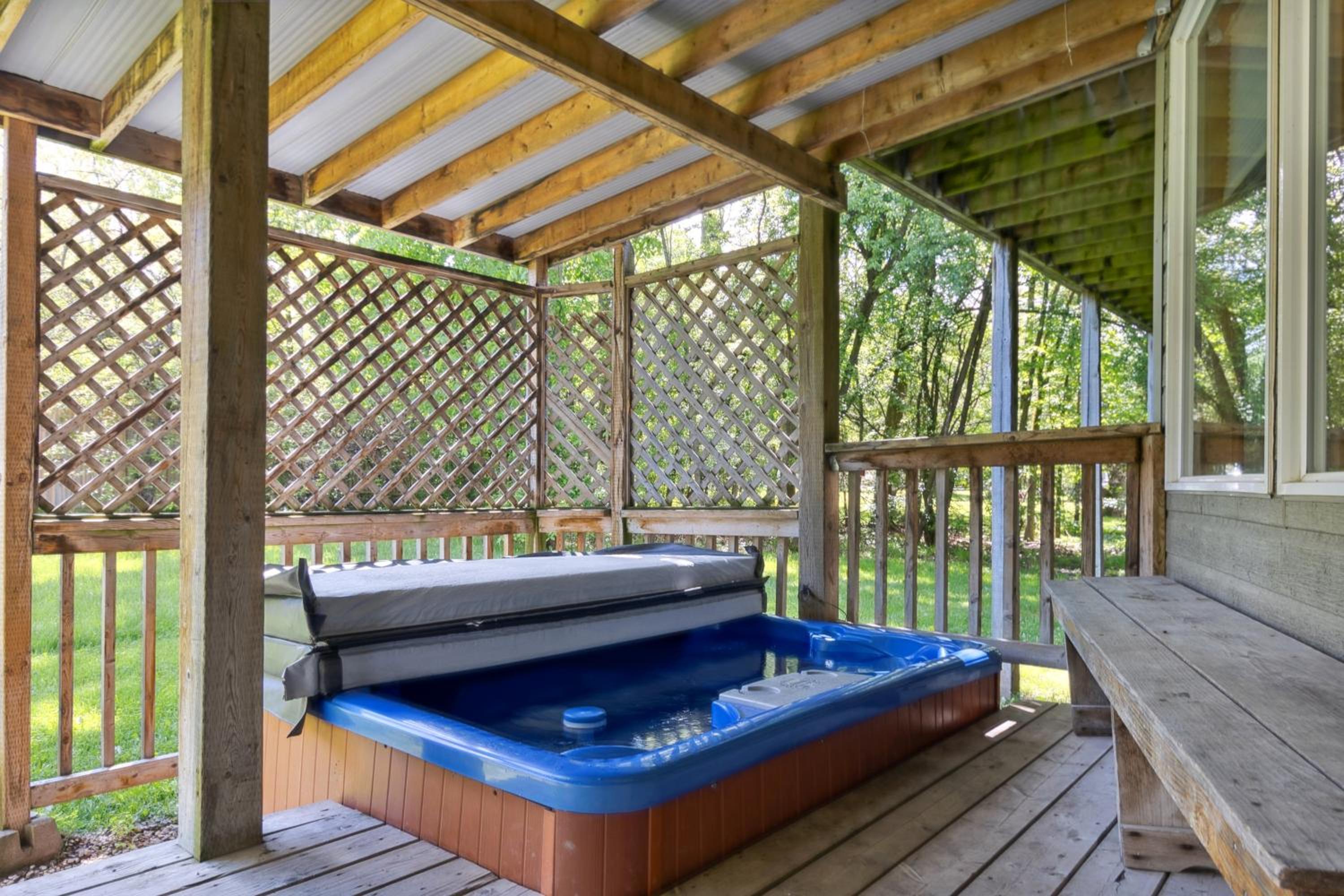 10 Bedroom Executive Chalet w Hot Tub