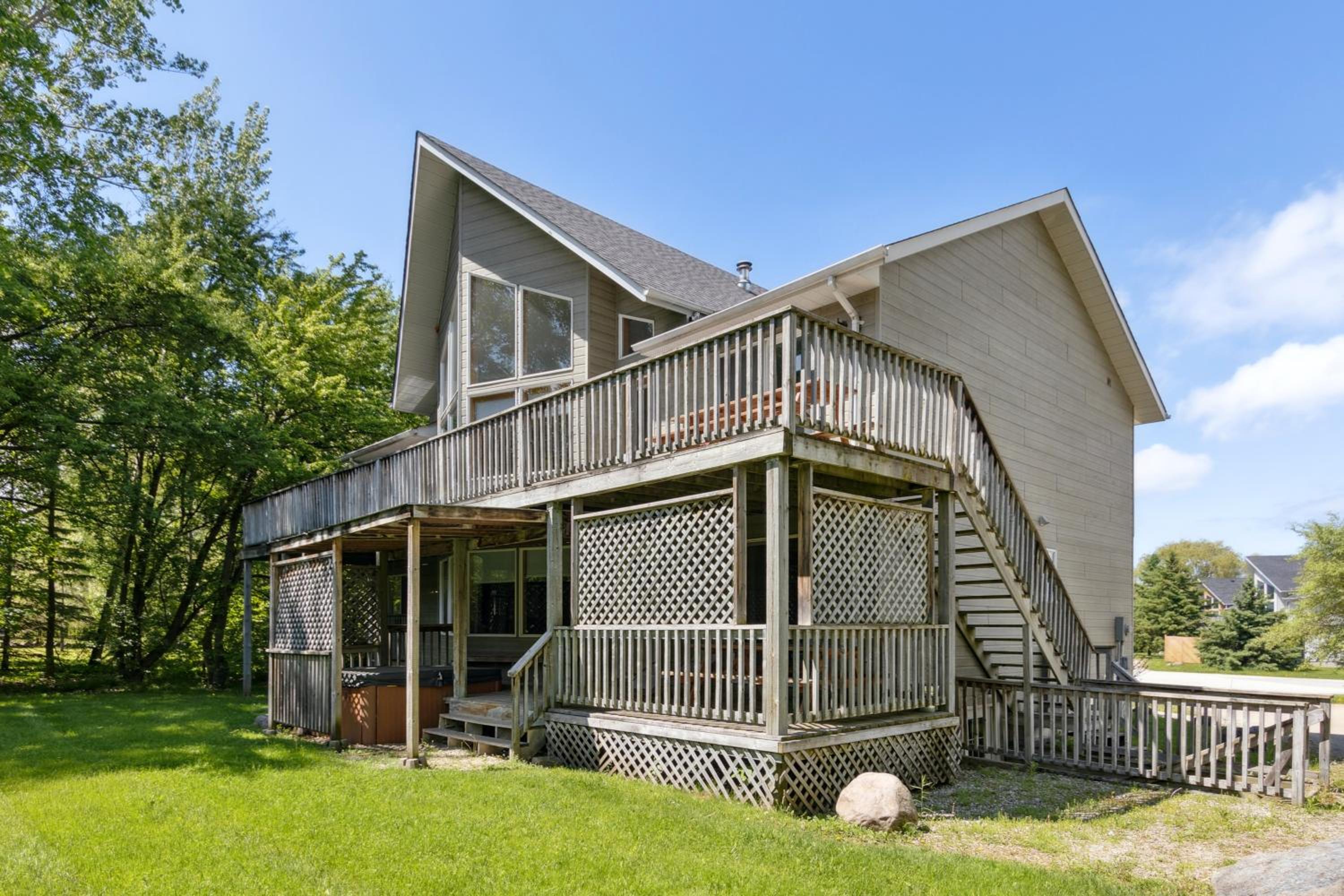 10 Bedroom Executive Chalet w Hot Tub