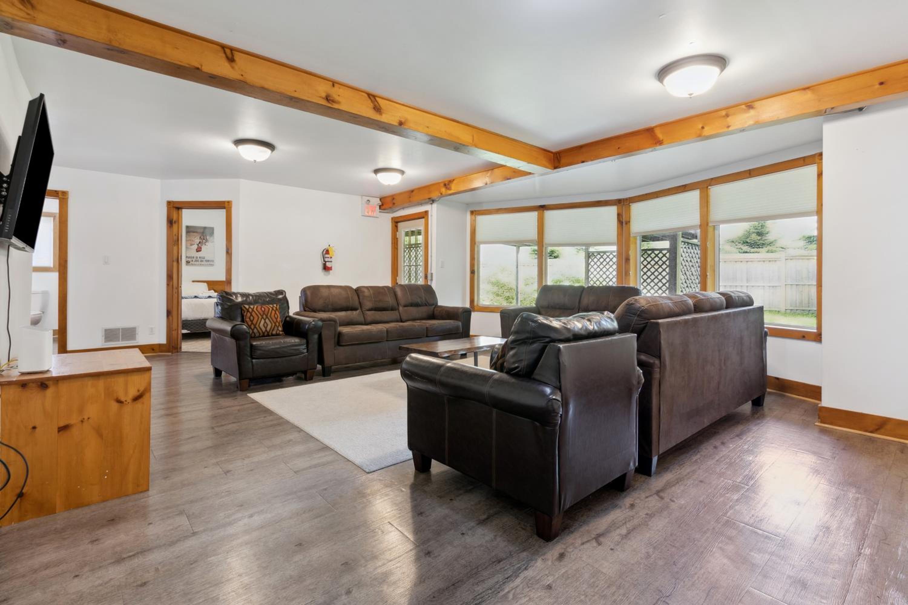 10 Bedroom Executive Chalet w Hot Tub
