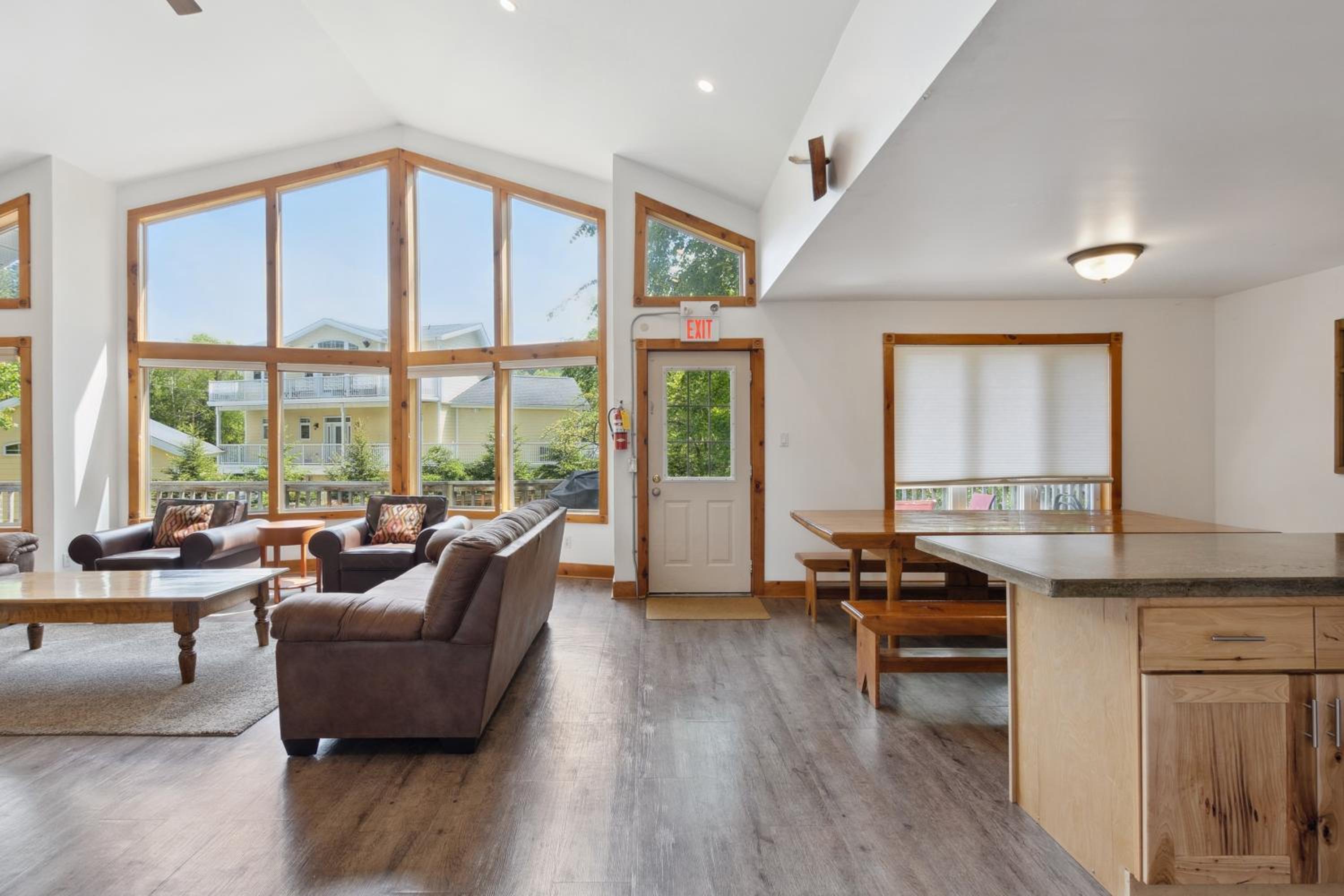 10 Bedroom Executive Chalet w Hot Tub