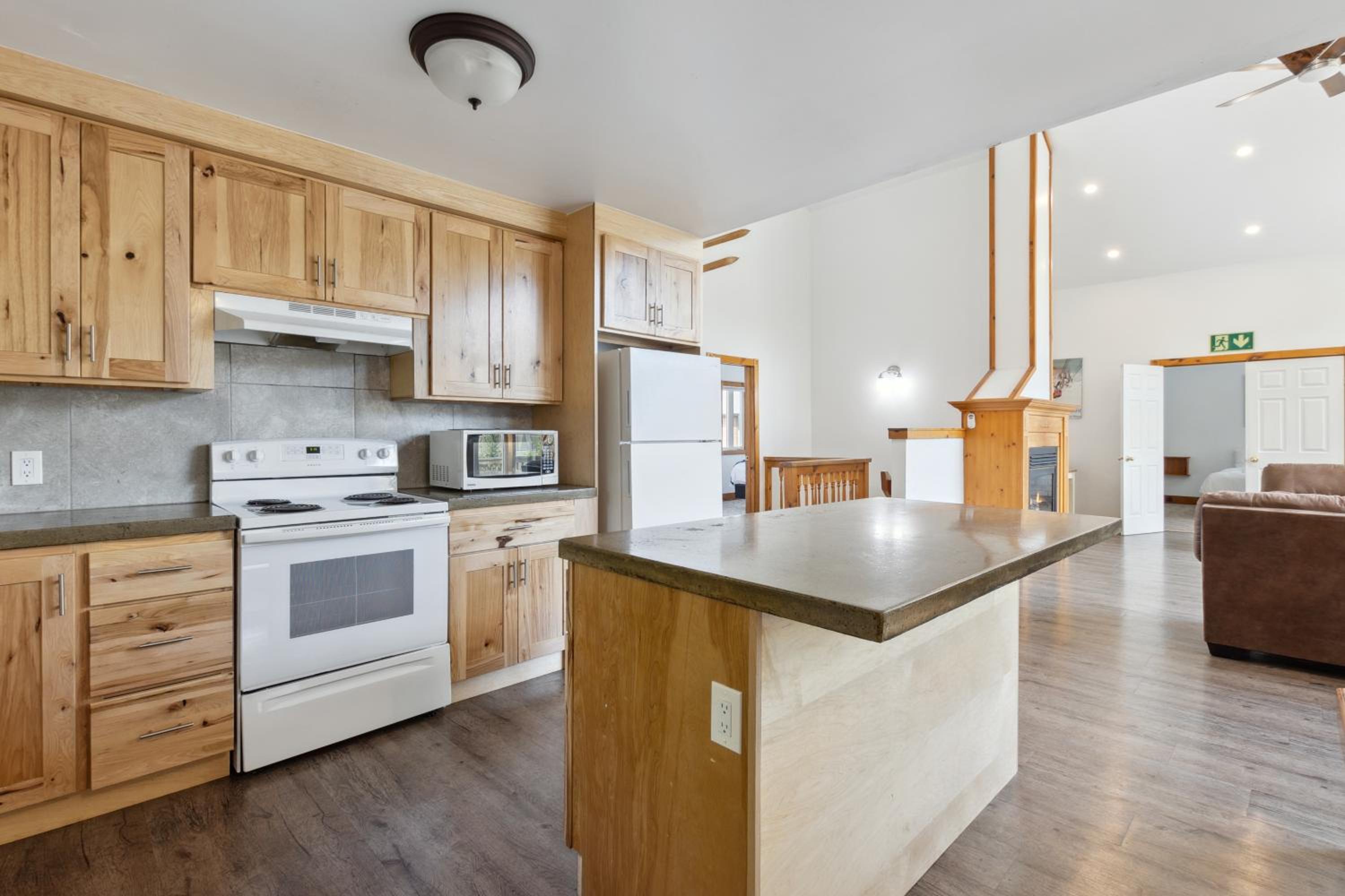 10 Bedroom Executive Chalet w Hot Tub