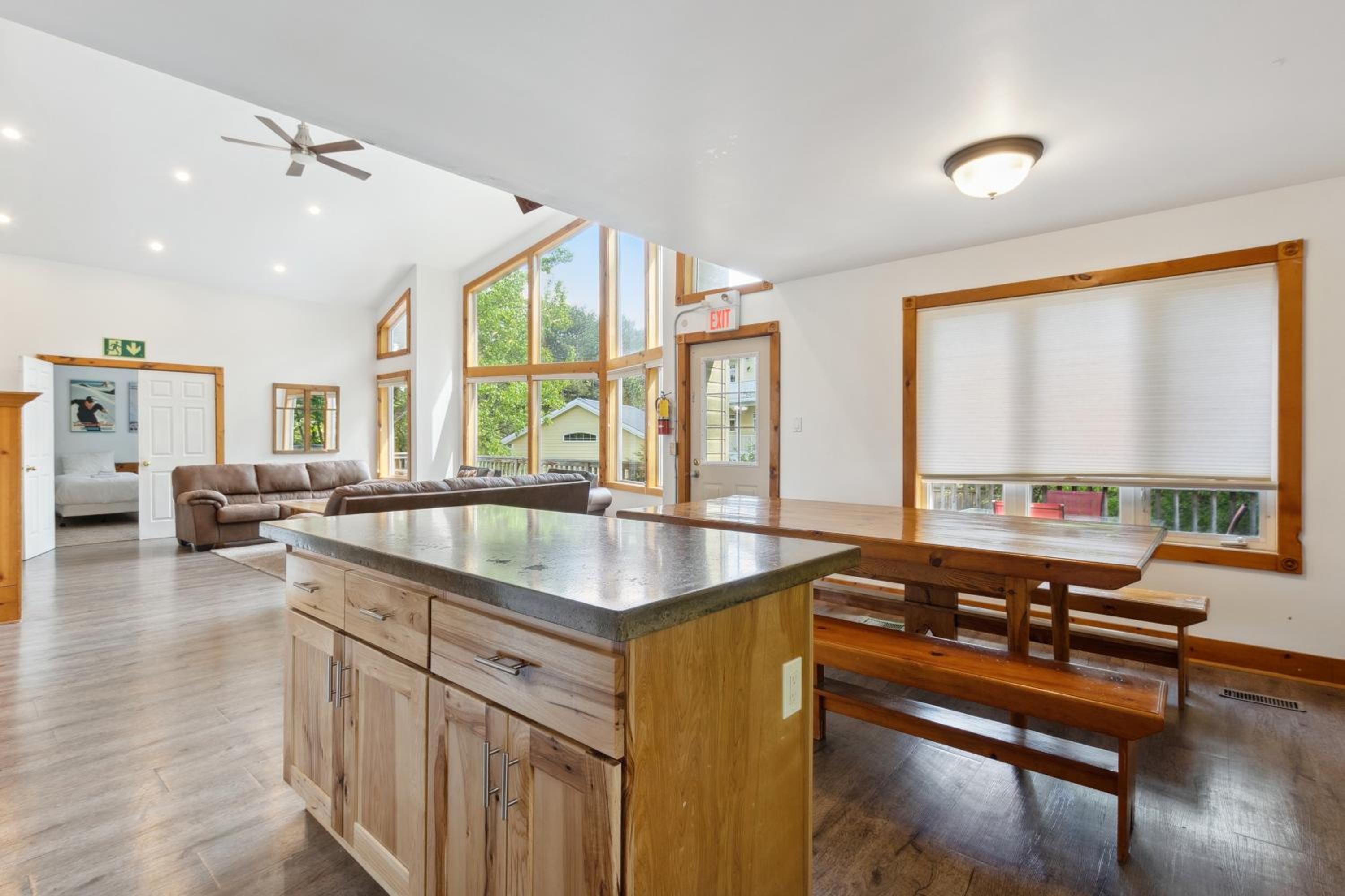 10 Bedroom Executive Chalet w Hot Tub