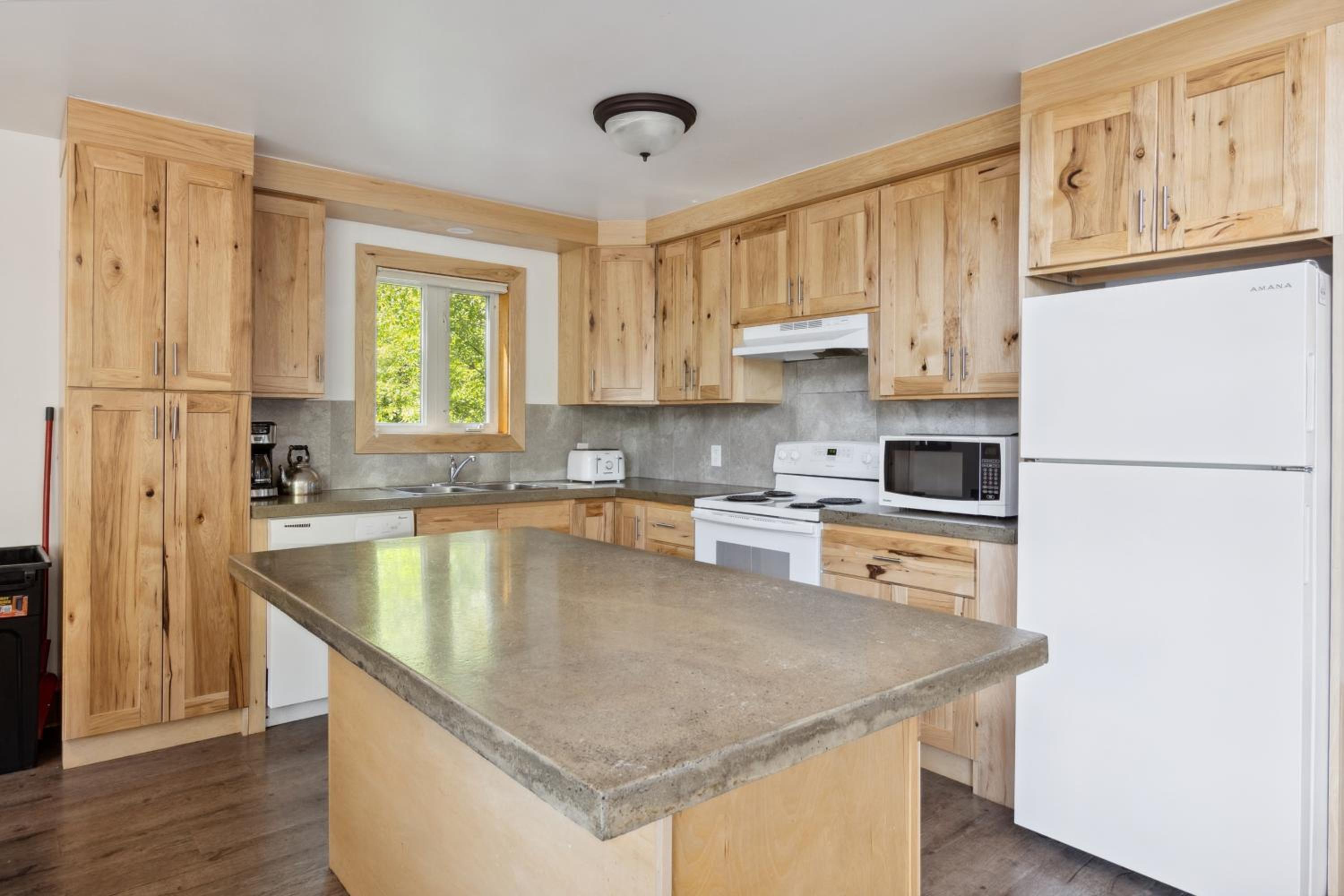 10 Bedroom Executive Chalet w Hot Tub