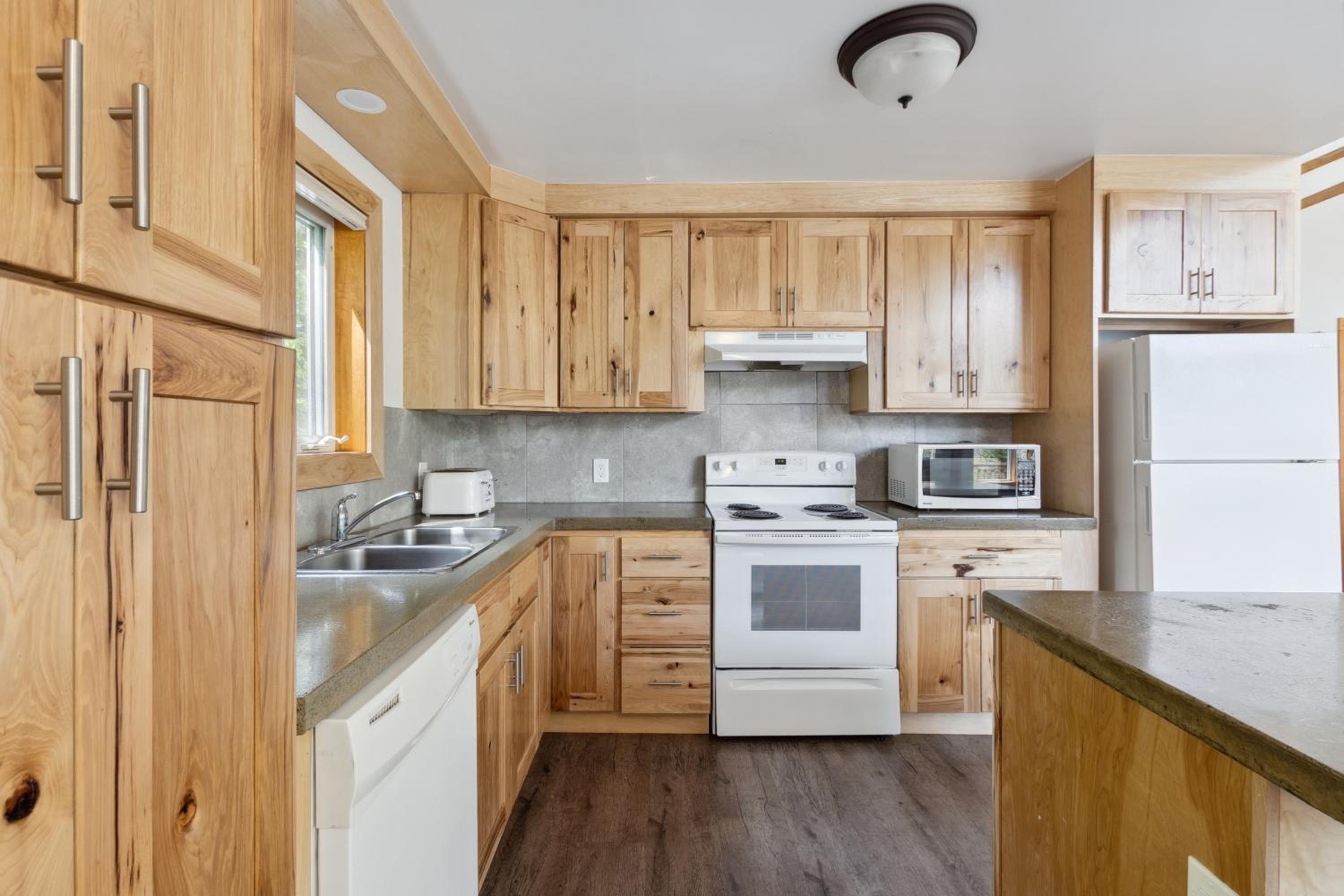 10 Bedroom Executive Chalet w Hot Tub