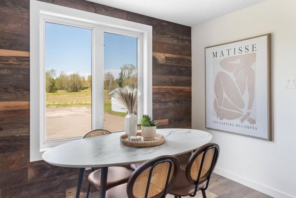 Dieppe Charm Suites, 3 BDRM, Close to Local Market