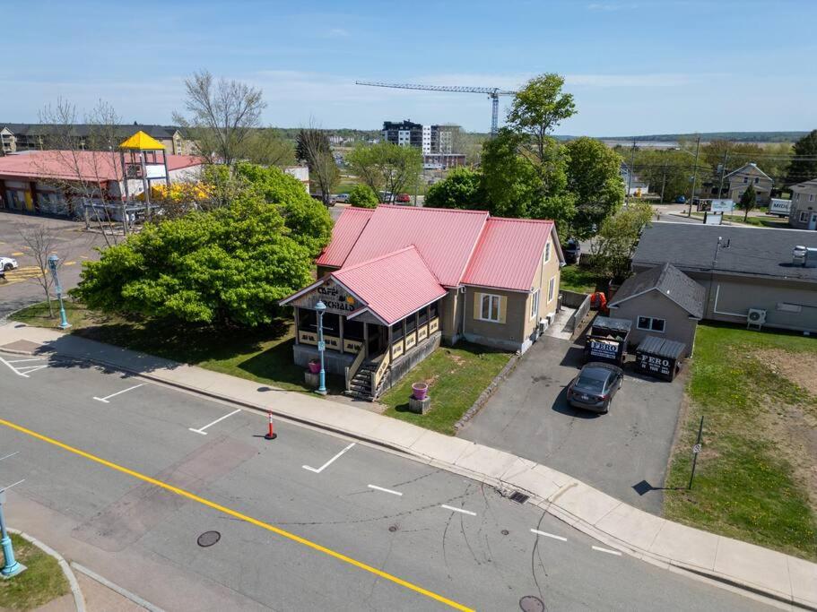 Dieppe Charm Suites, 3 BDRM, Close to Local Market