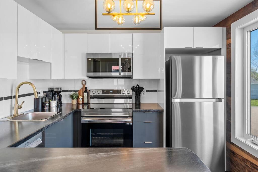 Dieppe Charm Suites, 3 BDRM, Close to Local Market