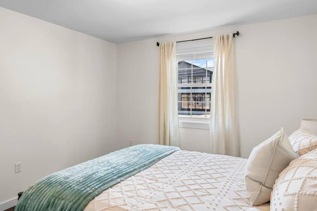 Dieppe Charm Suites, 3 BDRM, Close to Local Market