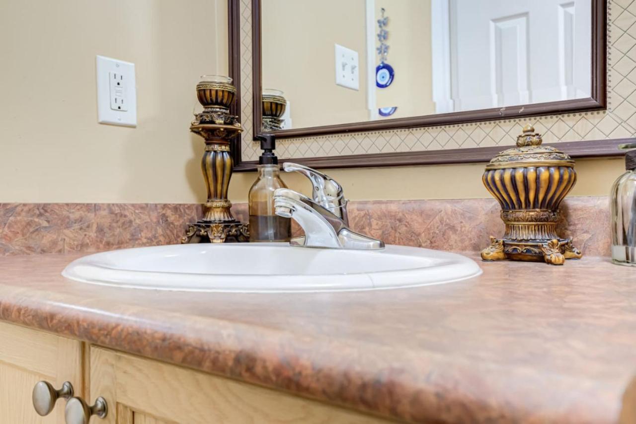 Brampton Retreat - Quiet 2BR Residential Area