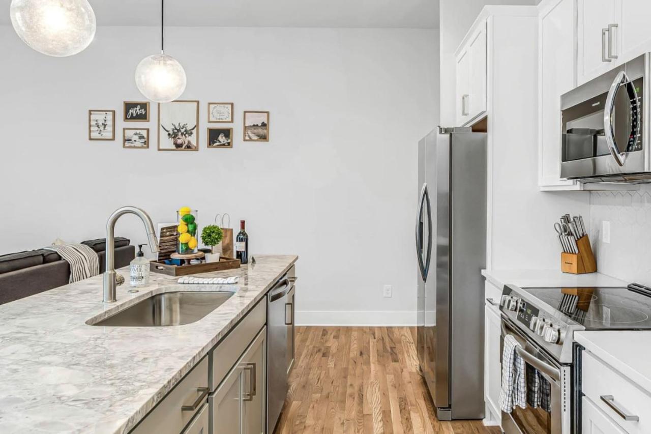 East Nashville Townhome 5min to Grand Ole Opry! Rooftop Deck, Grill, TV and Golf view 4