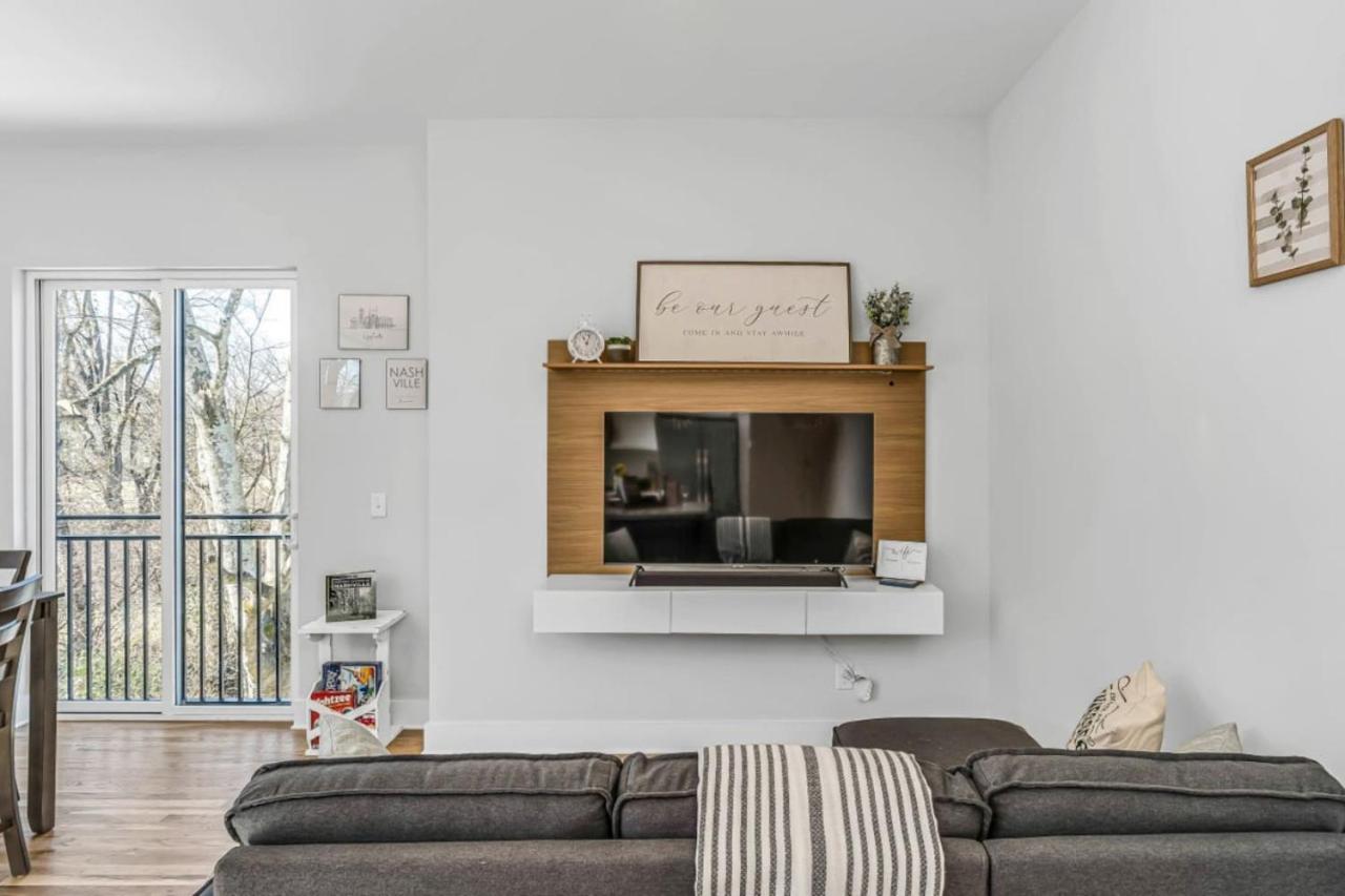 East Nashville Townhome 5min to Grand Ole Opry! Rooftop Deck, Grill, TV and Golf view 2