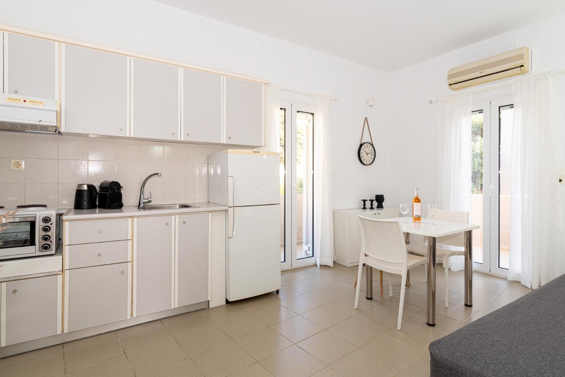 Elio C 1BDR Apt 1 min from the beach by Hospi Living view 5