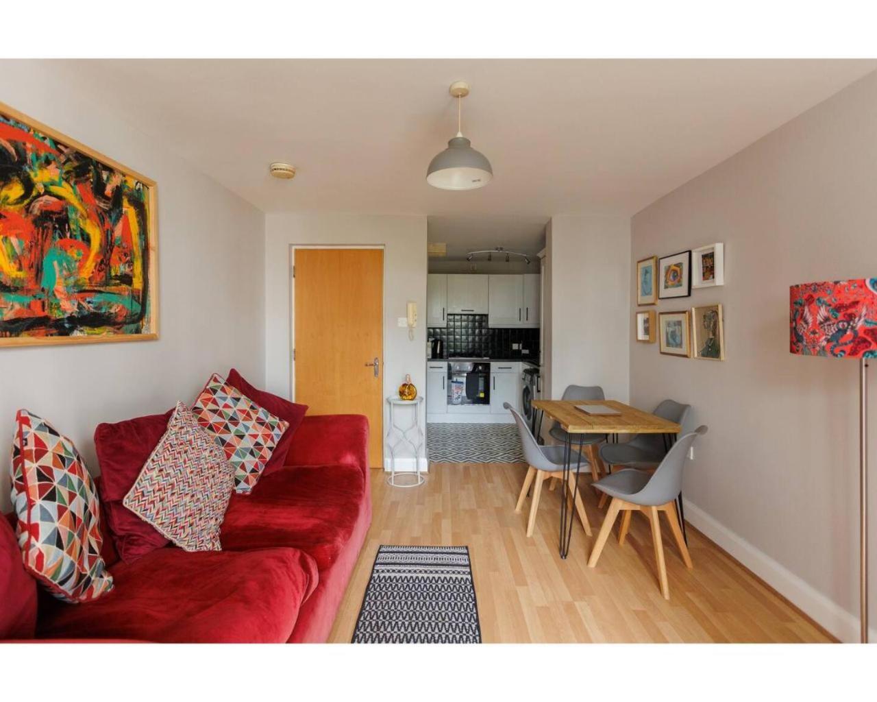 Central Belfast Apartments Queen's Quarter view 3