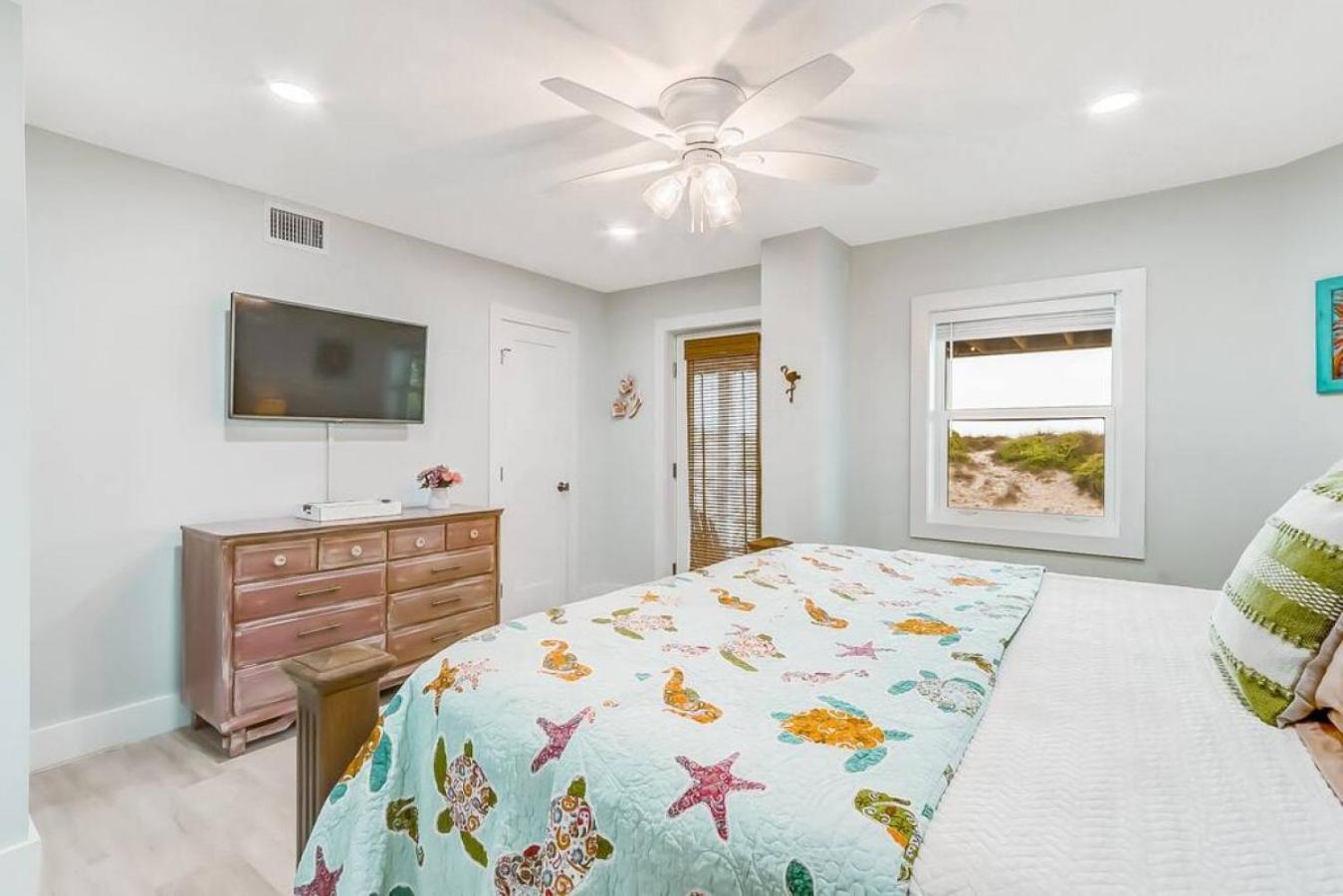 Ebb Tide Cottage - Beachfront - Huge Oceanfront Deck - Hot Tub view 3