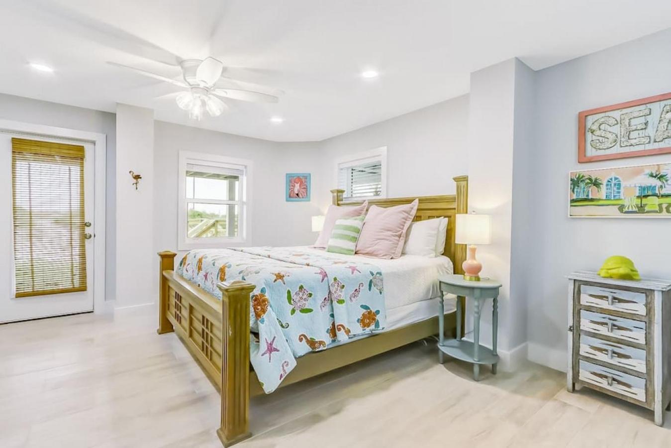 Ebb Tide Cottage - Beachfront - Huge Oceanfront Deck - Hot Tub view 4