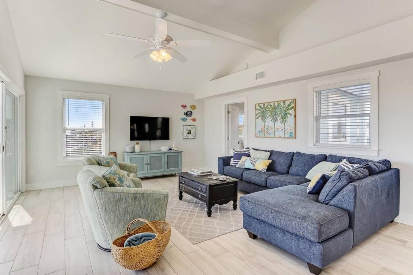 Dukes Beach House - Oceanfront - Huge Deck - Breathtaking Views view 2