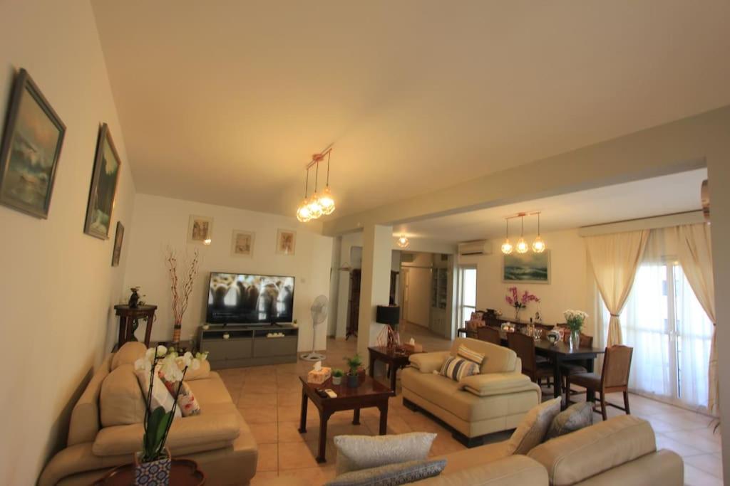 Superb Apartment steps away from Finikoudes Beach