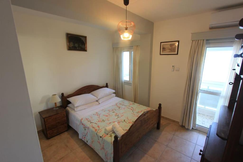 Superb Apartment steps away from Finikoudes Beach