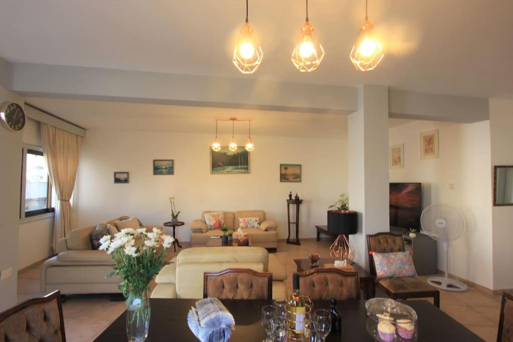 Superb Apartment steps away from Finikoudes Beach