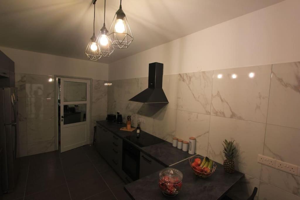 Superb Apartment steps away from Finikoudes Beach