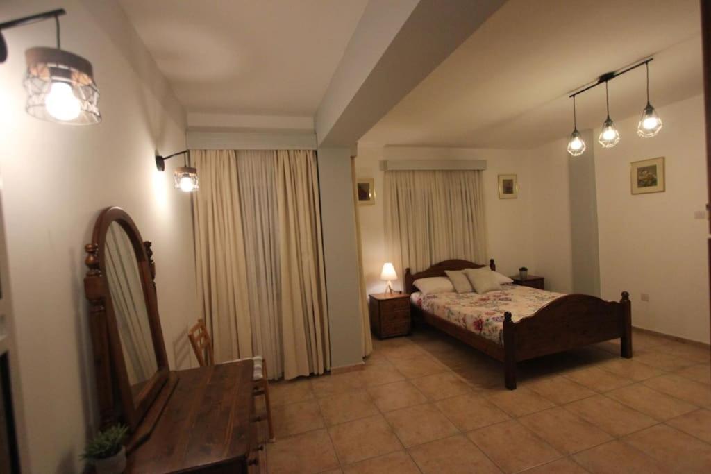 Superb Apartment steps away from Finikoudes Beach