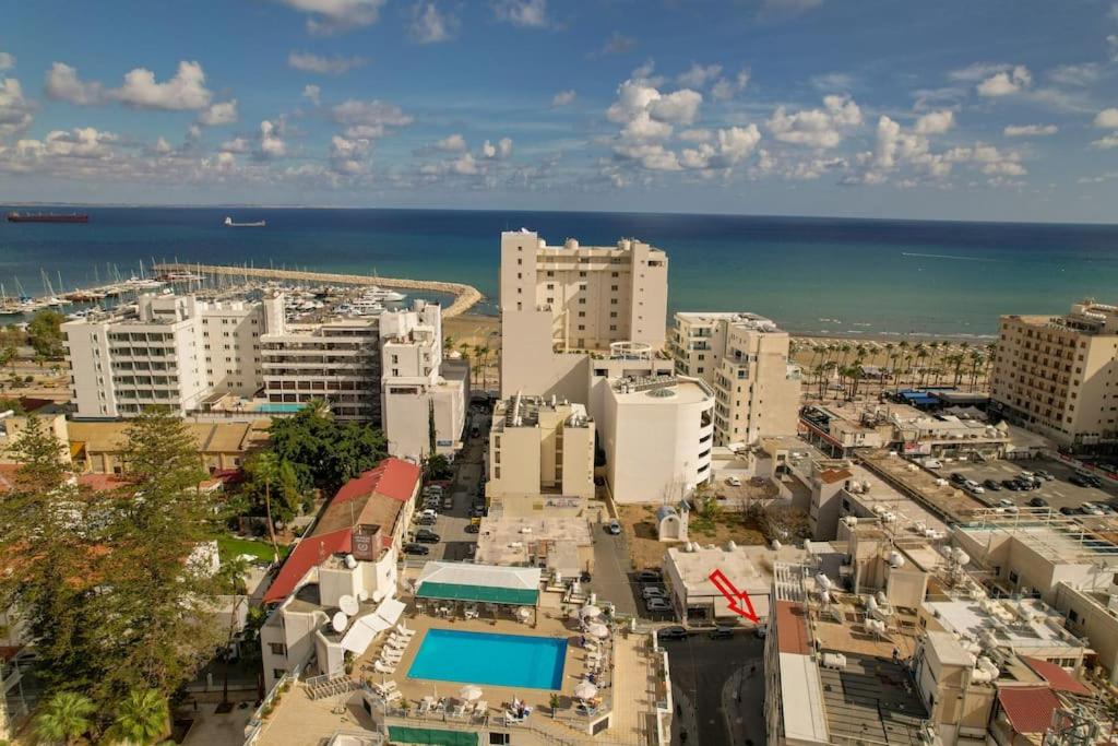 Superb Apartment steps away from Finikoudes Beach