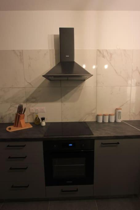 Superb Apartment steps away from Finikoudes Beach