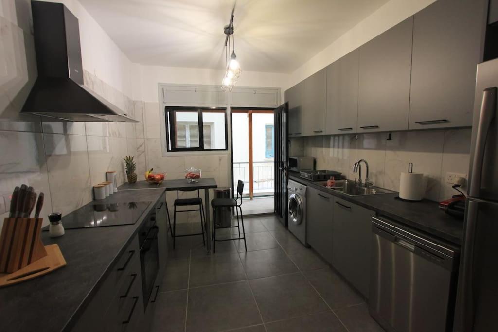 Superb Apartment steps away from Finikoudes Beach
