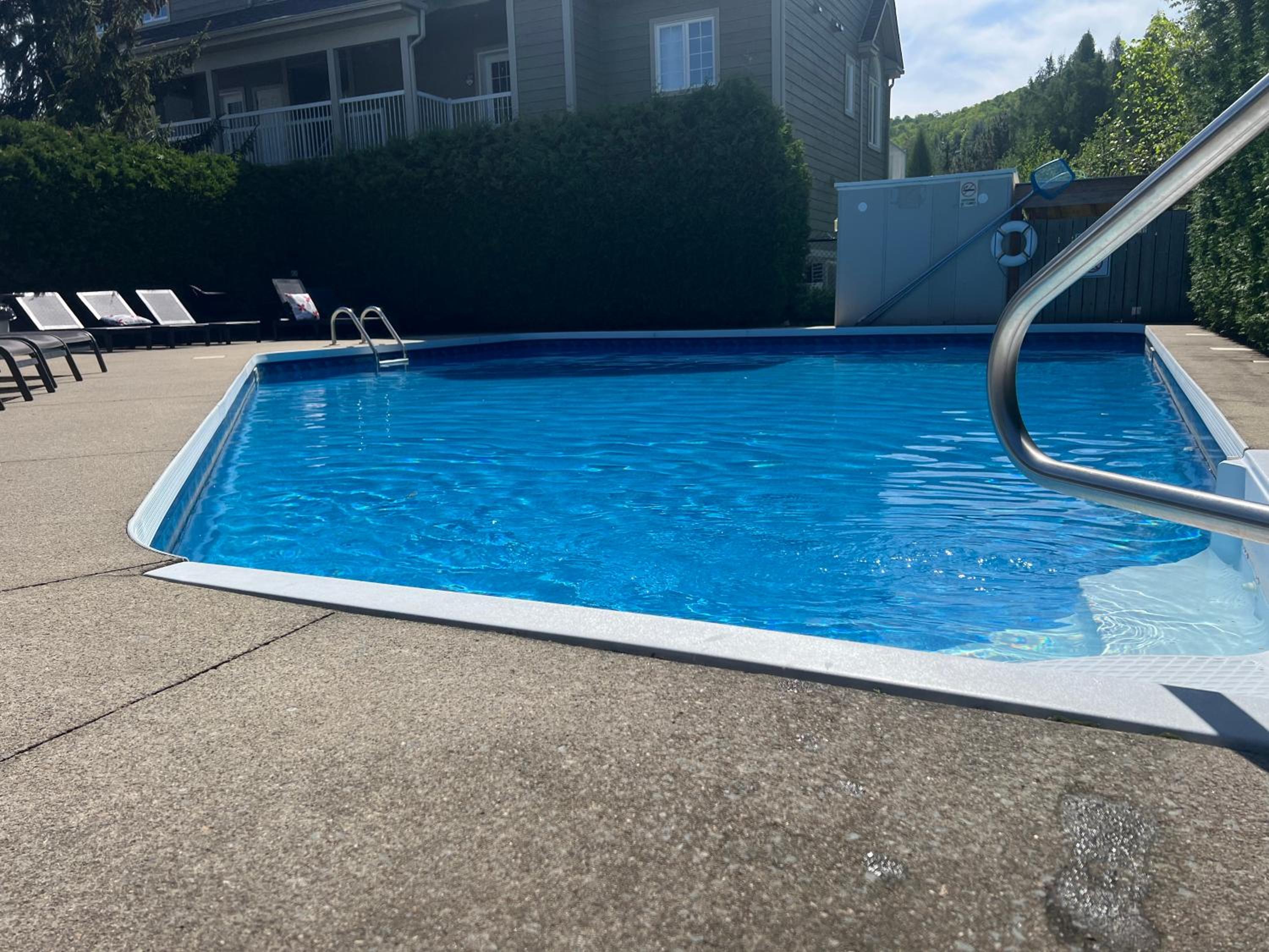 Chalet Saint-Sauveur with heated pool during Summer and Ski in Ski out!