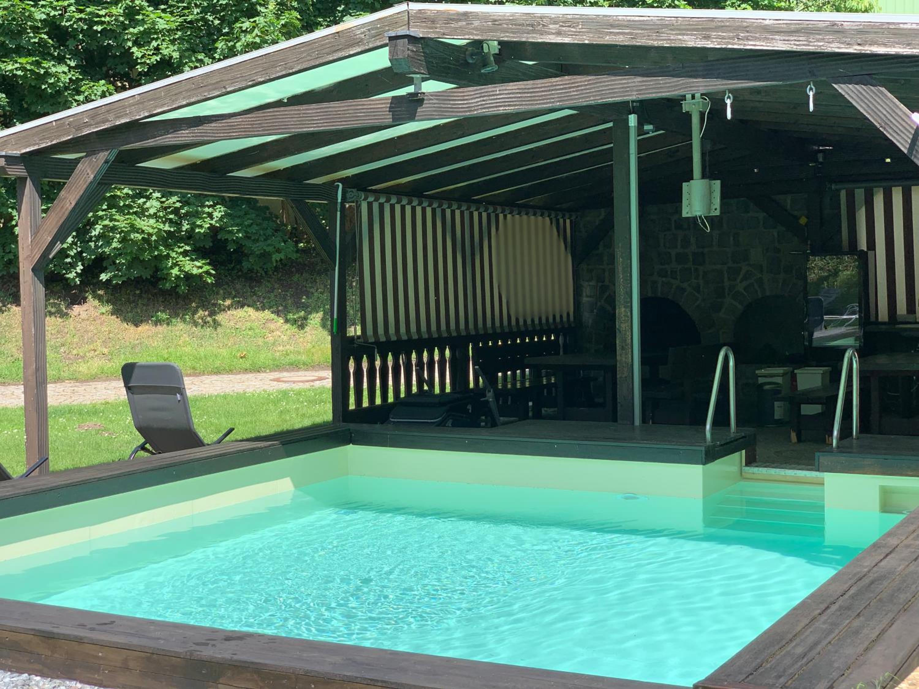 Villa mit Pool und Grillplatz in Regensburg