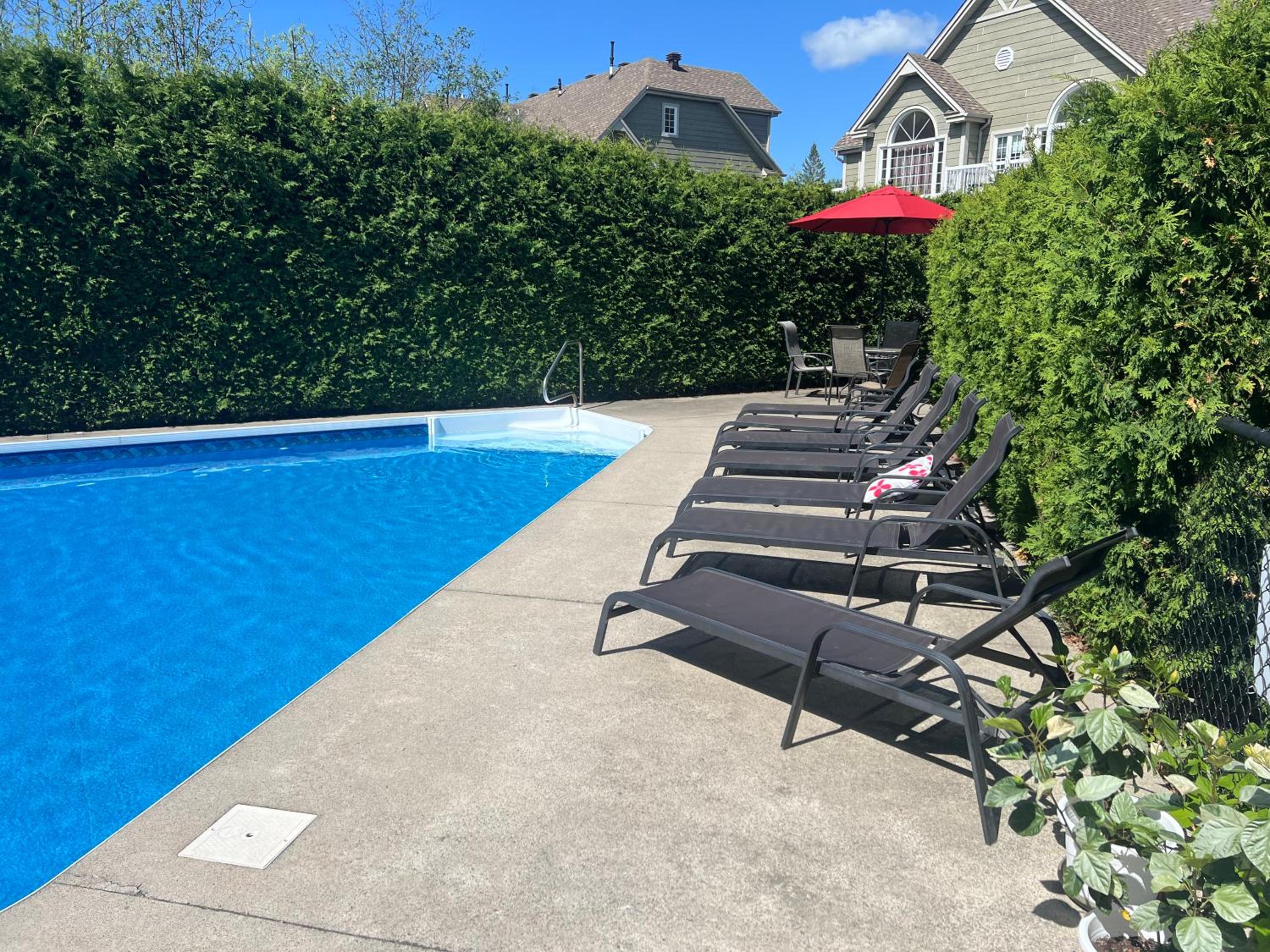 Chalet Saint-Sauveur with heated pool during Summer and Ski in Ski out!