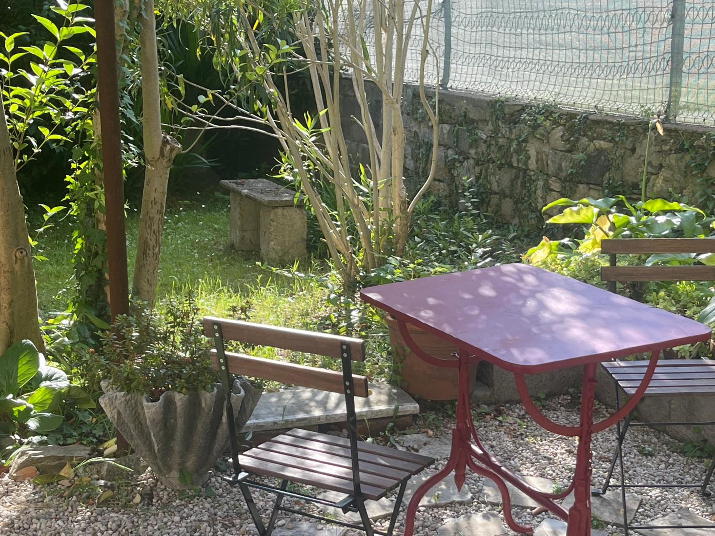 Casa Righetti Liguria, Three indipendent apartments in a 1924 family home with garden, stay together, live separately