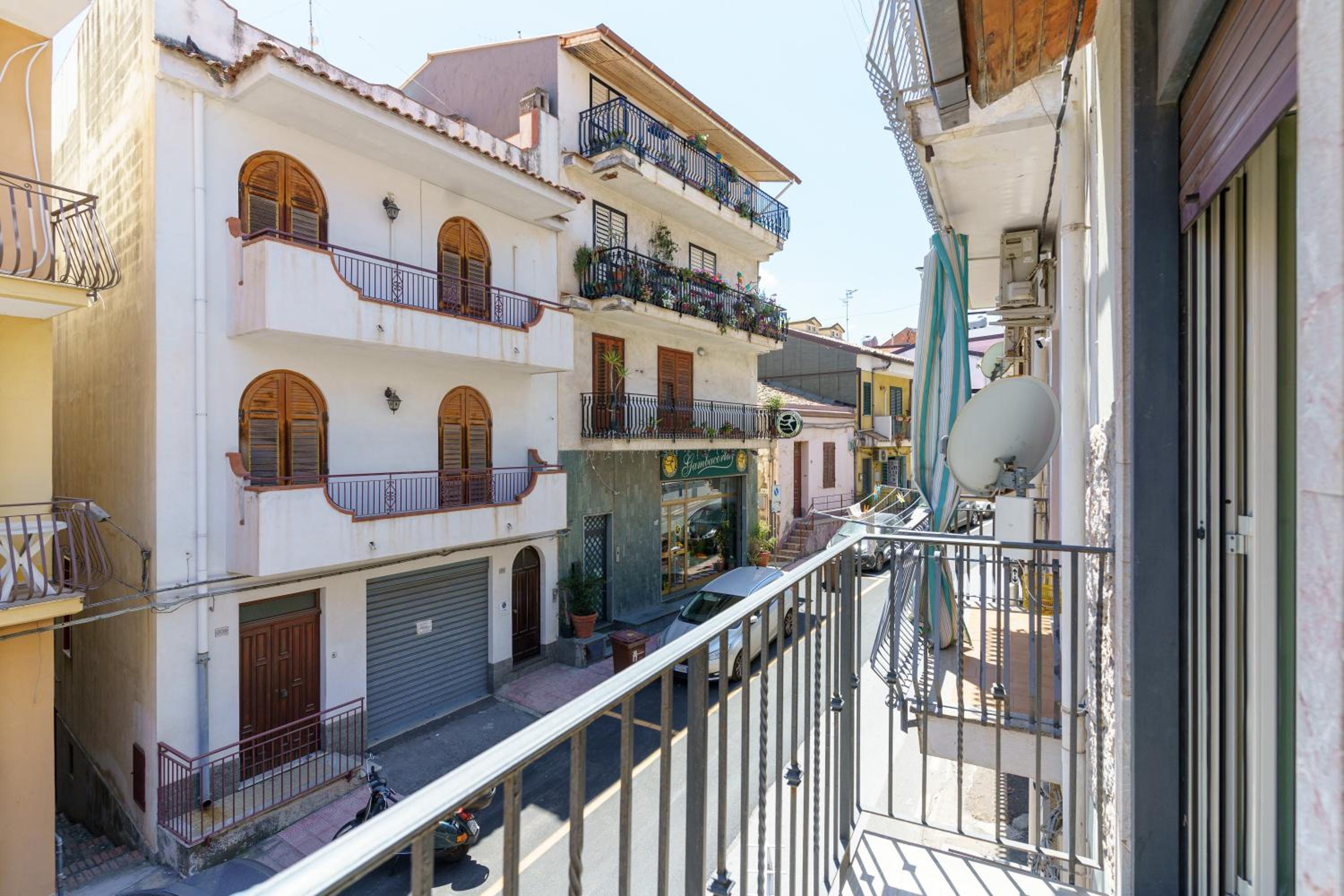 Charming apartment with a large terrace just a few minutes' walk from the beach and the downtawn at 15 minutes from Taormina photo 3