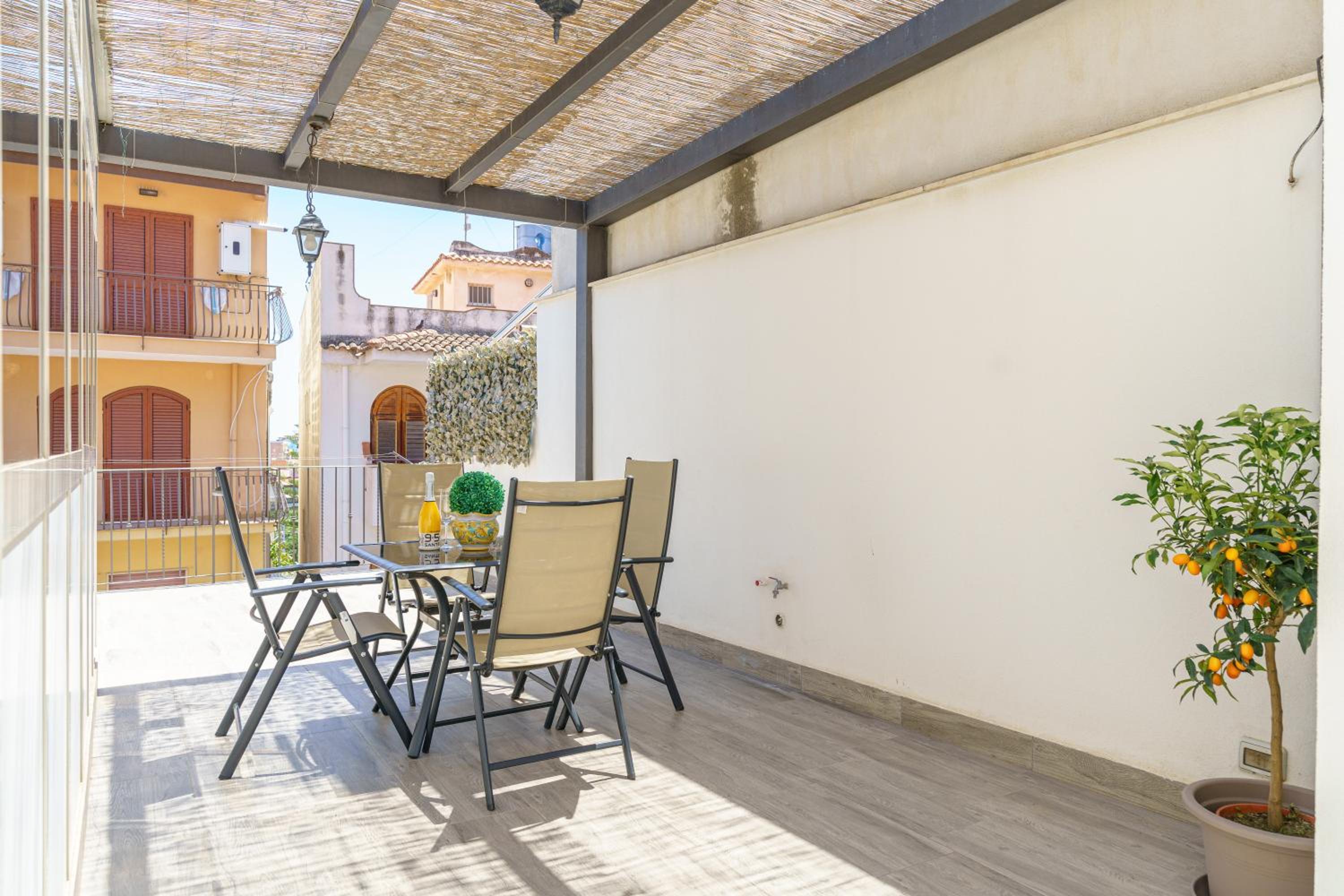 Charming apartment with a large terrace just a few minutes' walk from the beach and the downtawn at 15 minutes from Taormina photo 4