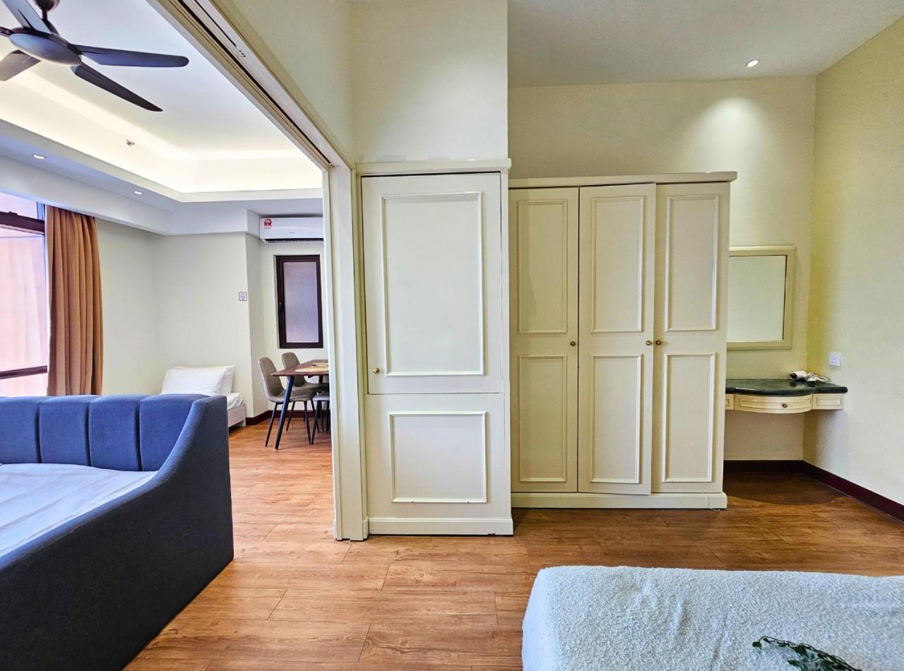 Bukit Bintang 1BR 5pax Walk to LRT & Monorail Stn by Cloud Host