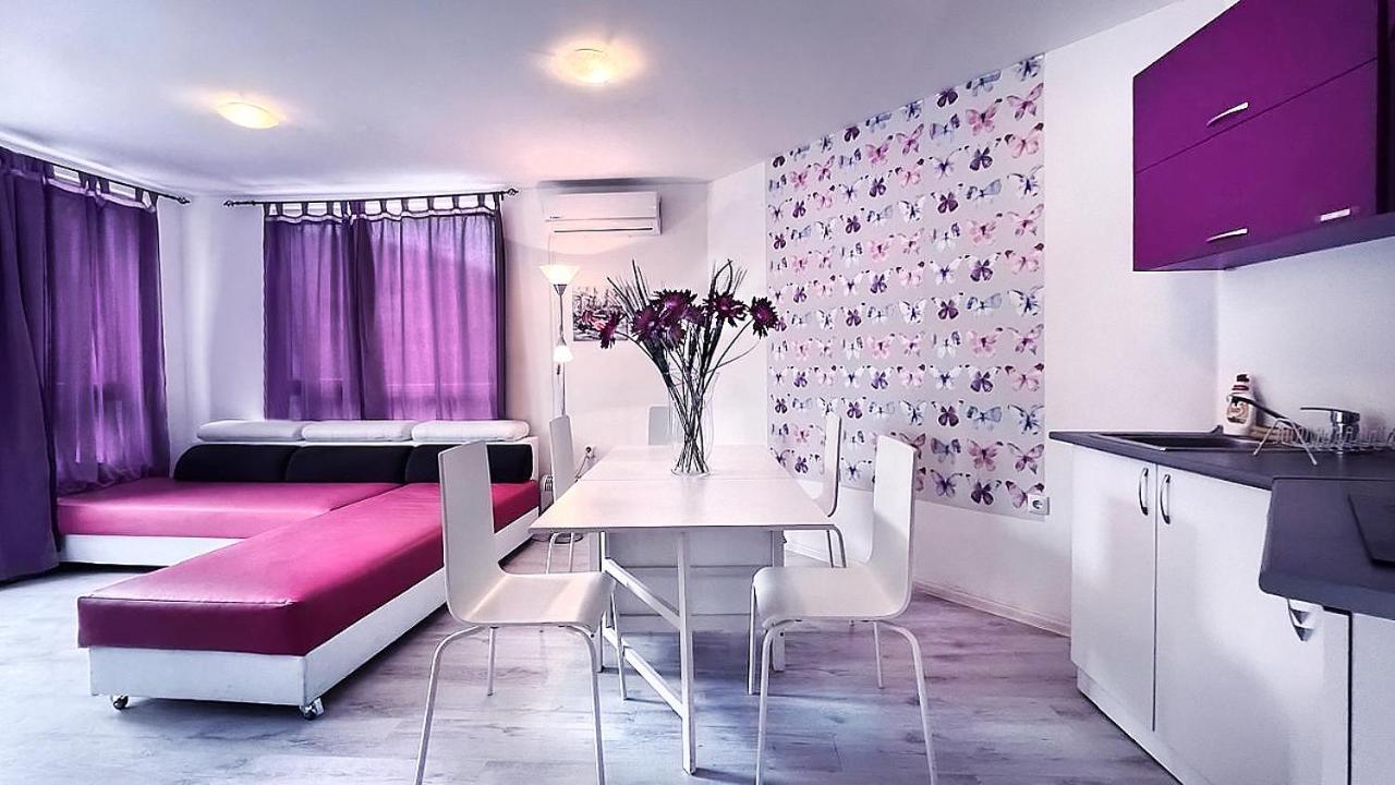 Private apartment with parking and pool
