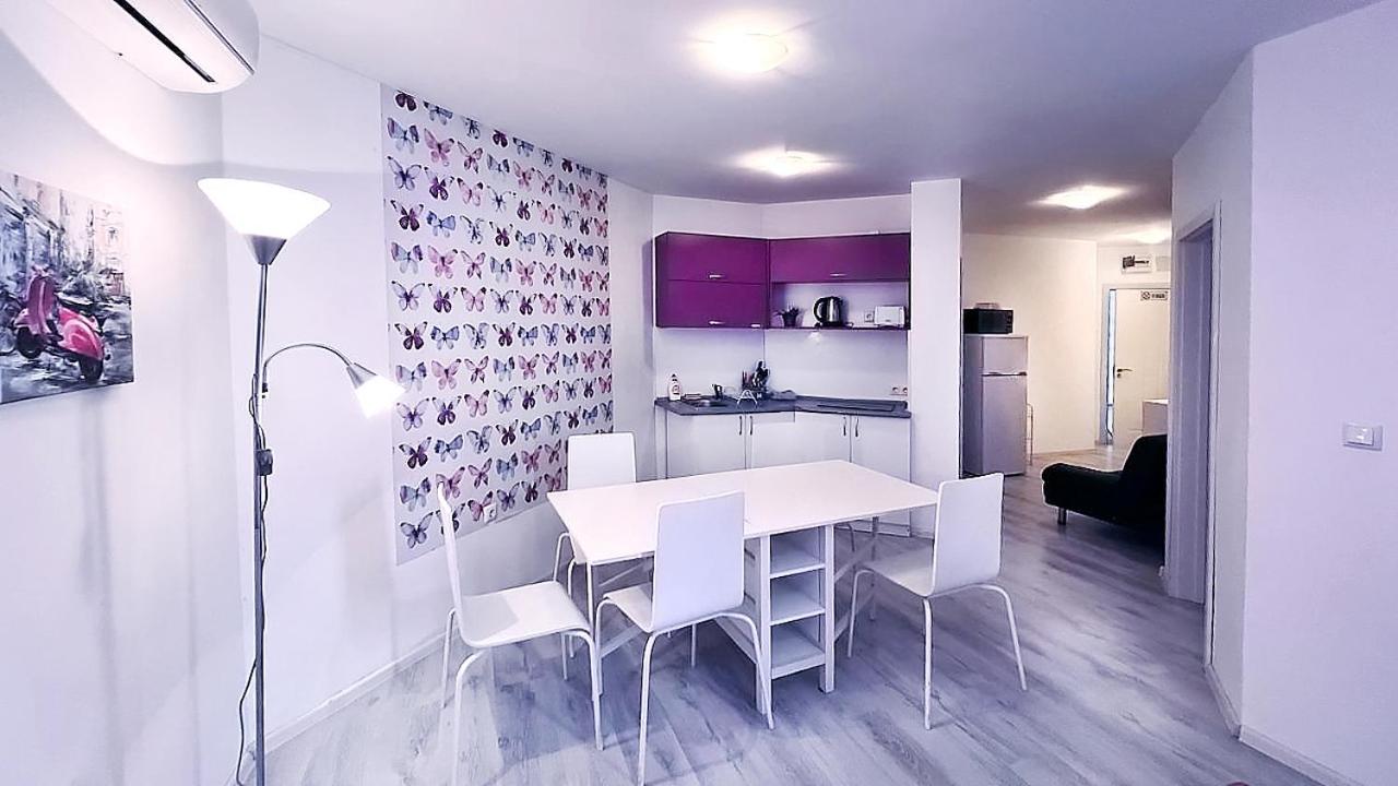 Private apartment with parking and pool