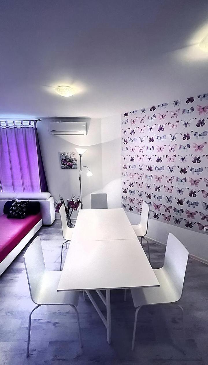 Private apartment with parking and pool